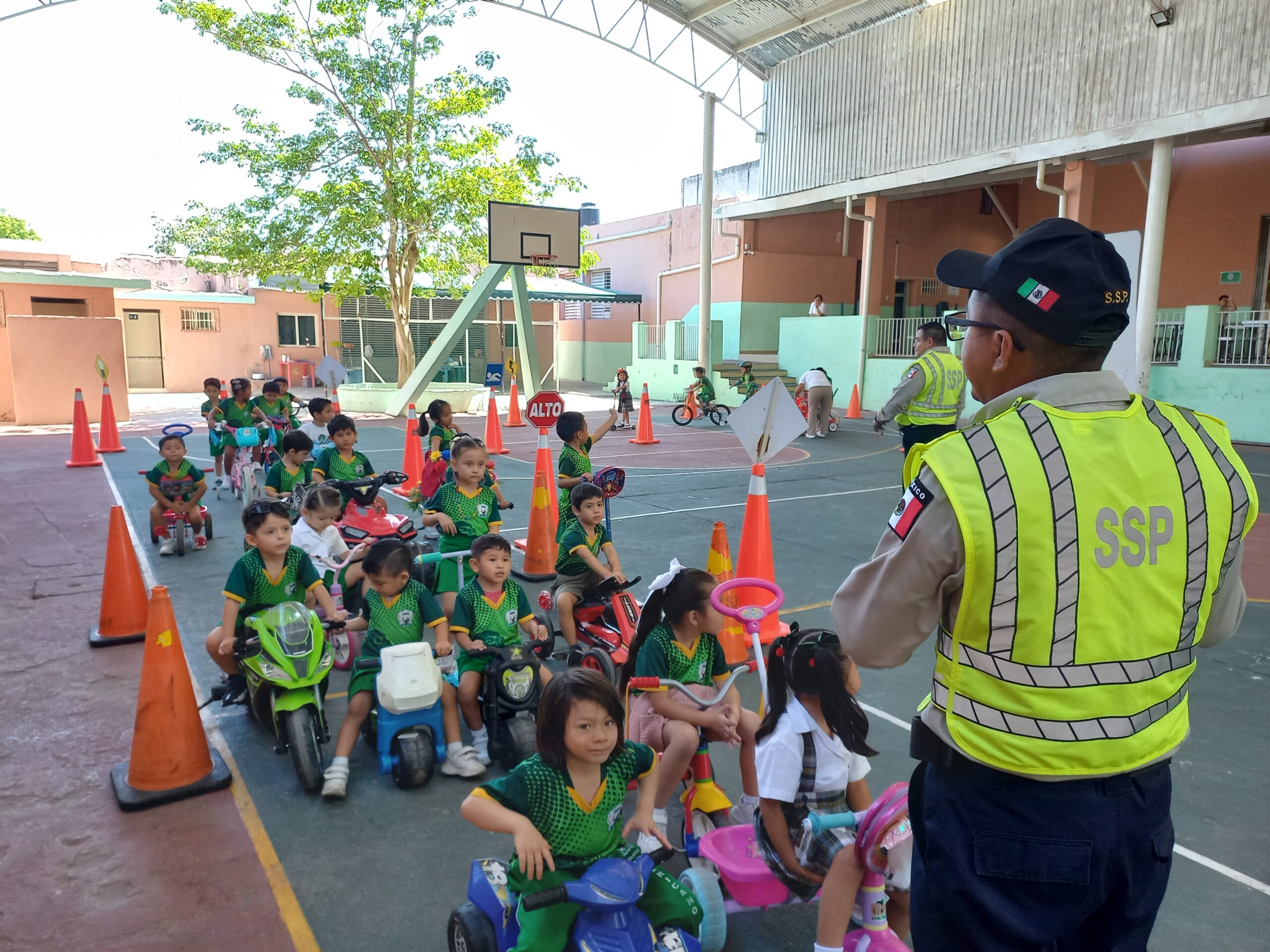 Alumnos de kinder colegio americano en platicas