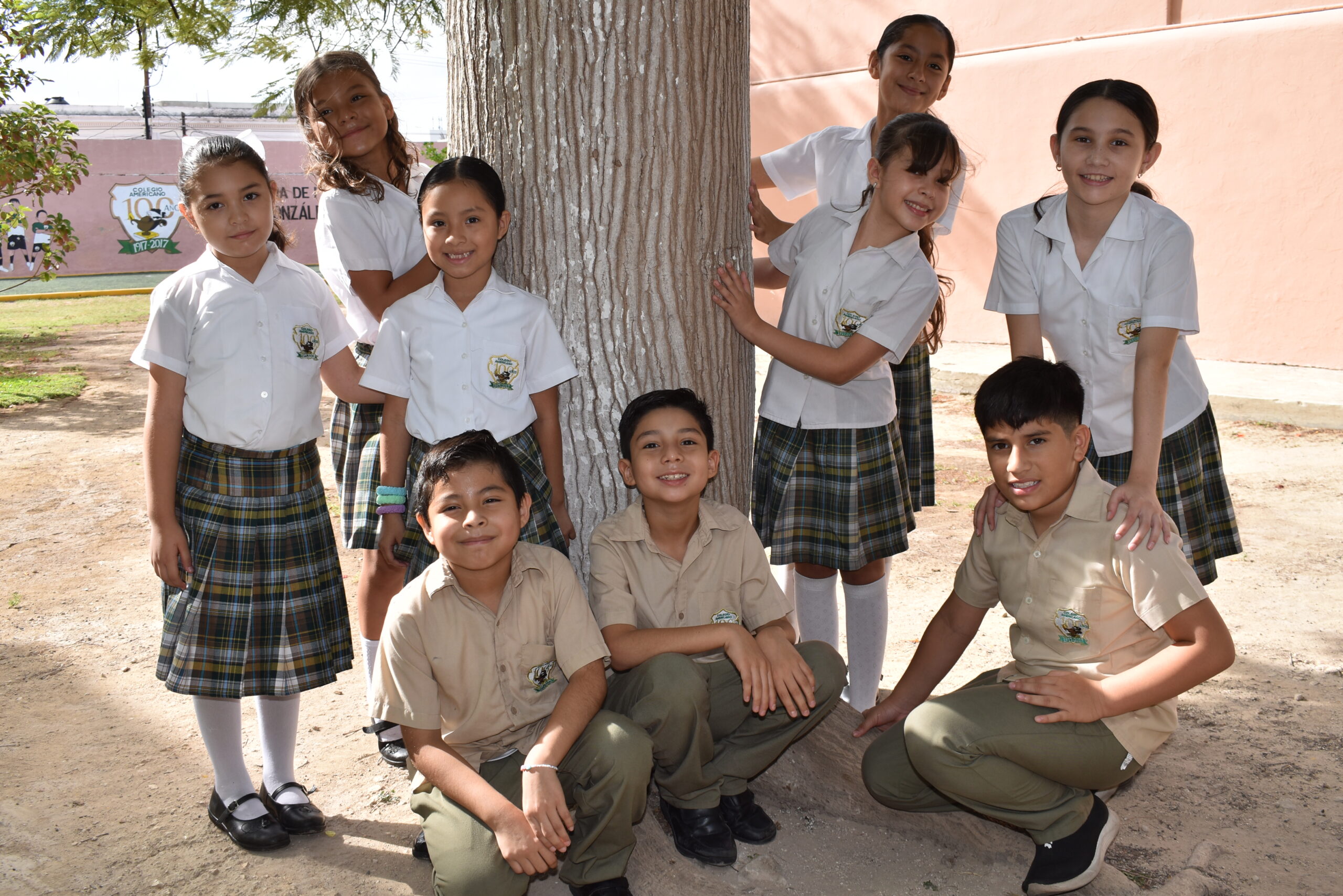 Alumnos de colegio americano Mérida posando para una foto en las instalaciones