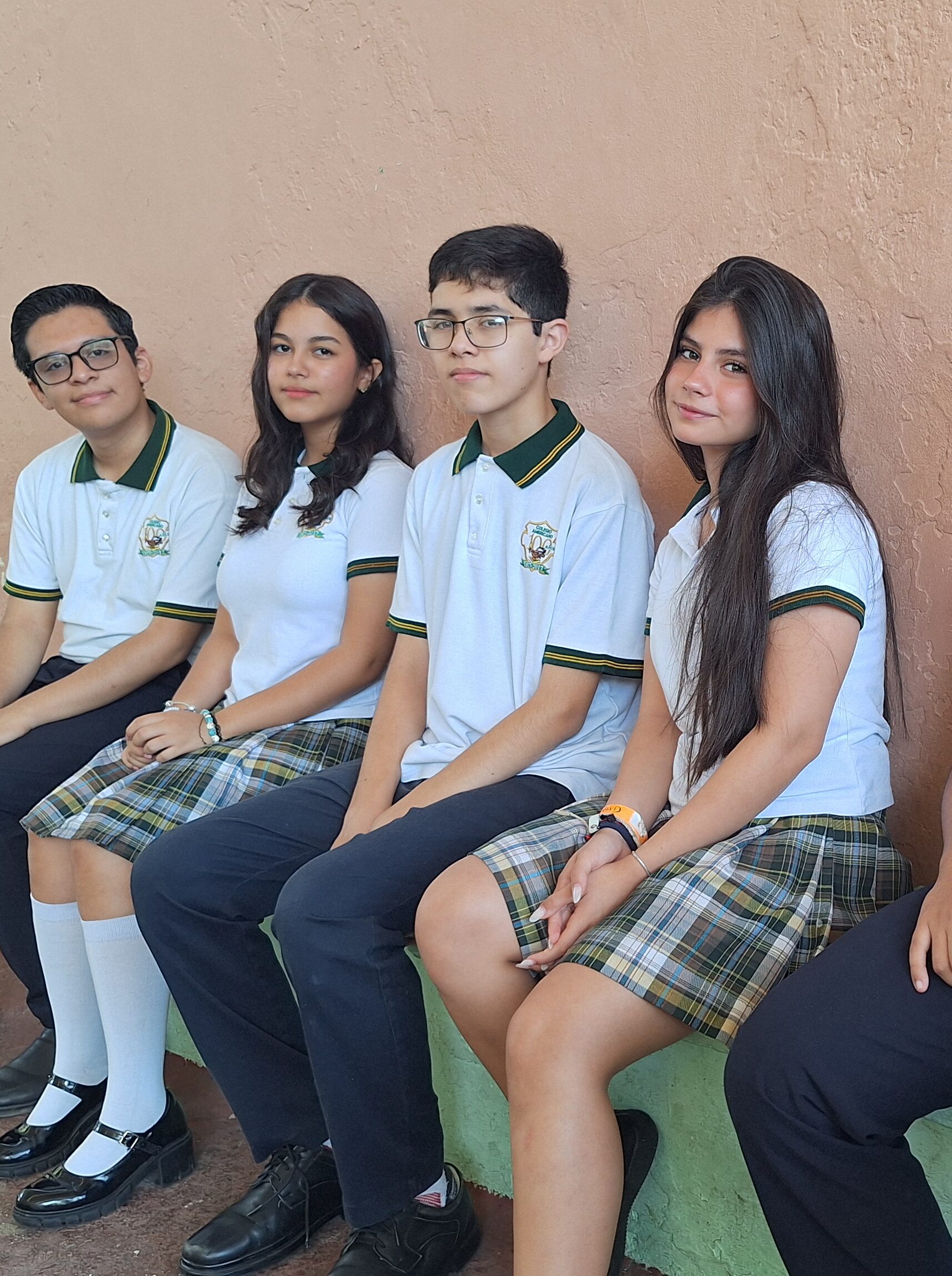 Estudiantes de preparatoria sentados posando para una foto en el colegio americano de mérida