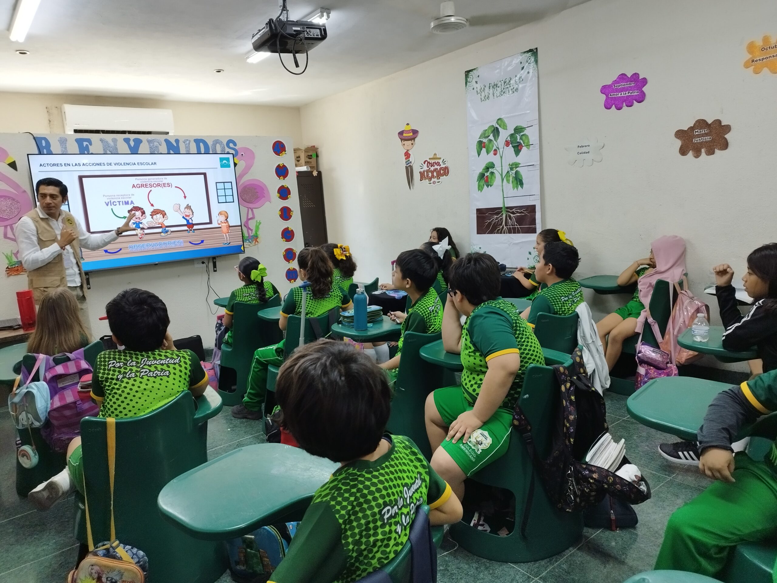 Estudiantes de primaria de escuela en Mérida, Yucatán, atendiendo una clase