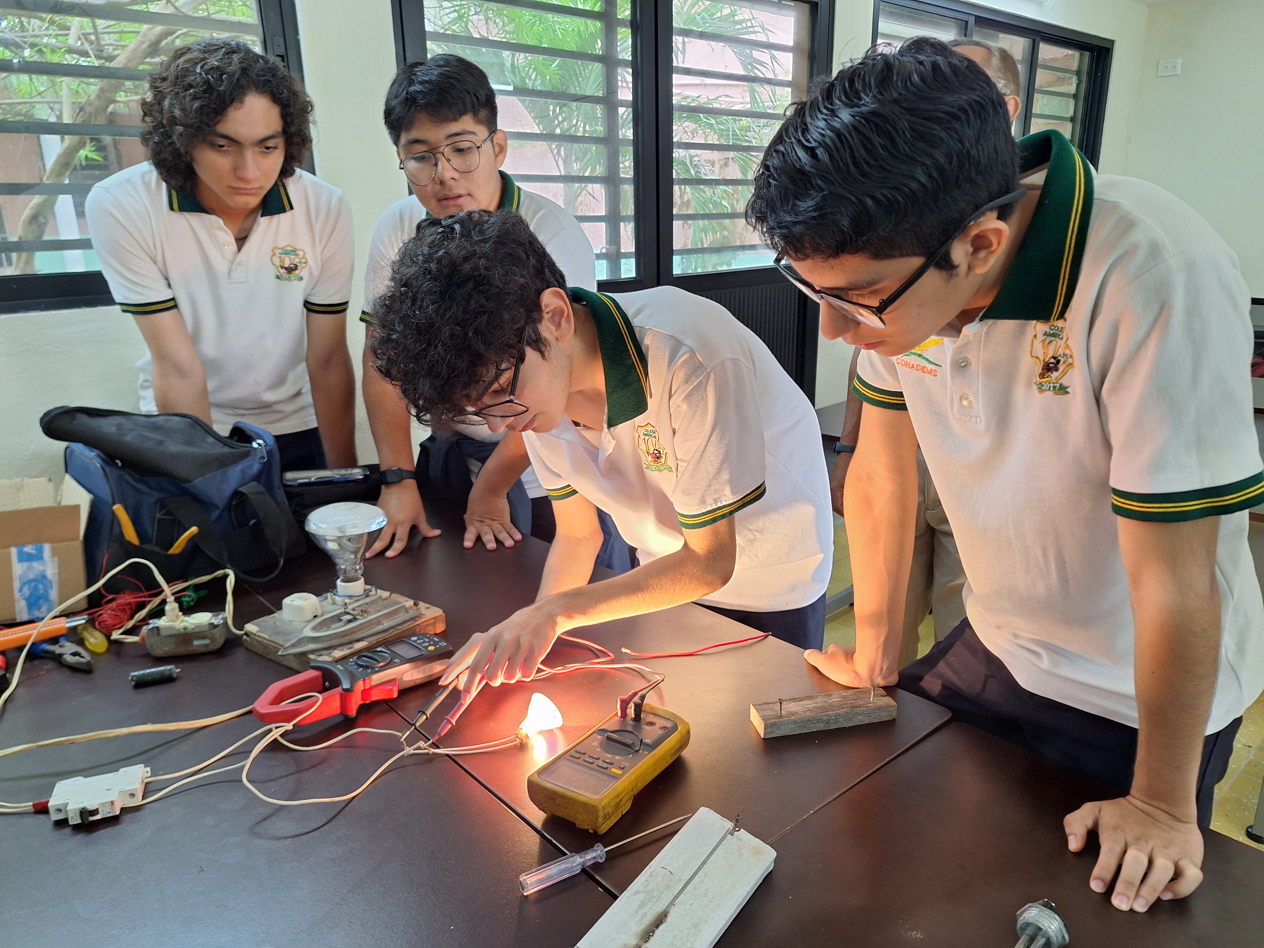 Estudiantes de preparatoria en Mérida, realizando actividades escolares
