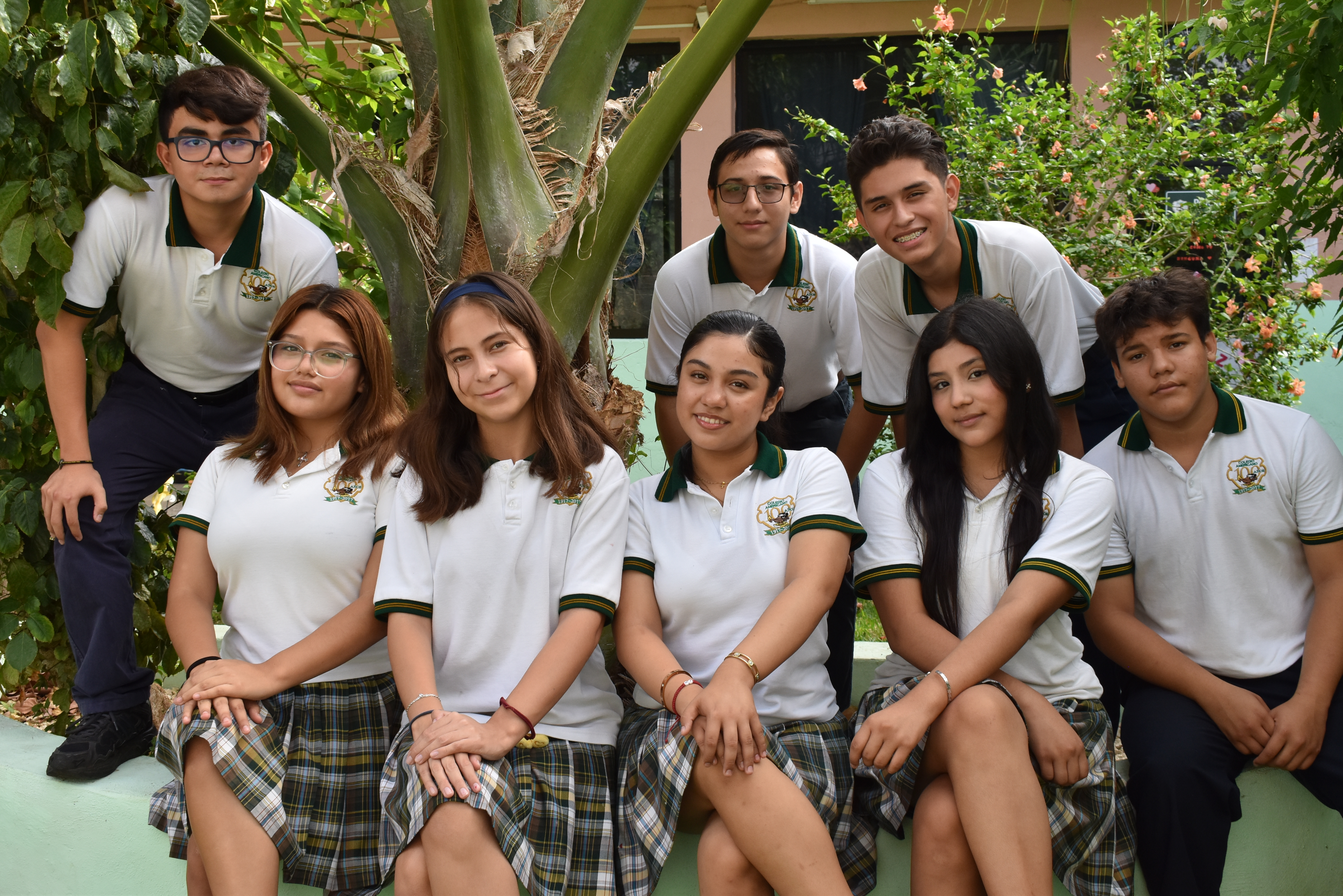 Alumnos de preparatoria del colegio americano posando para la fotografia