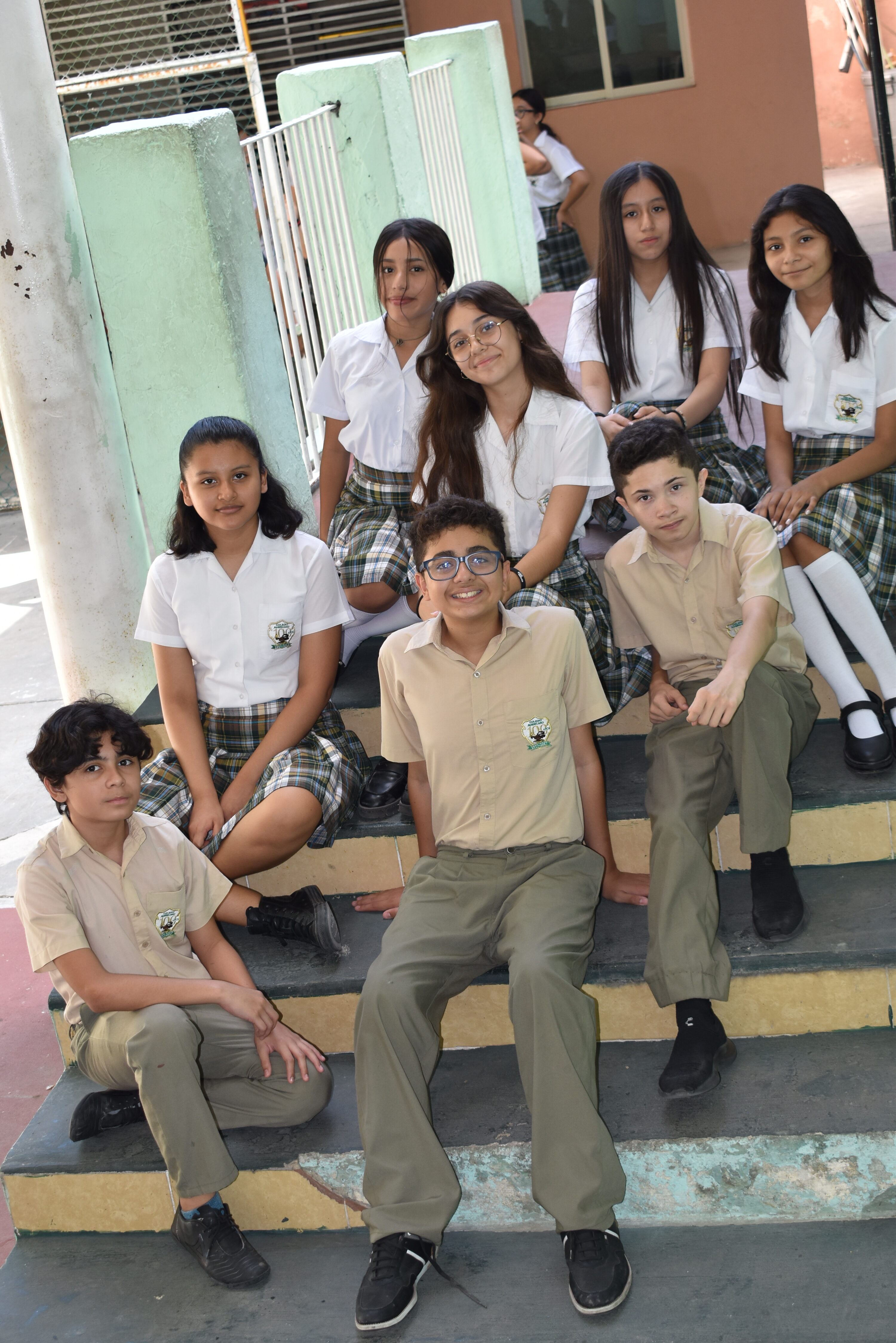 Alumnos de secundaria posando para una foto en las escaleras del colegio americano de Mérida