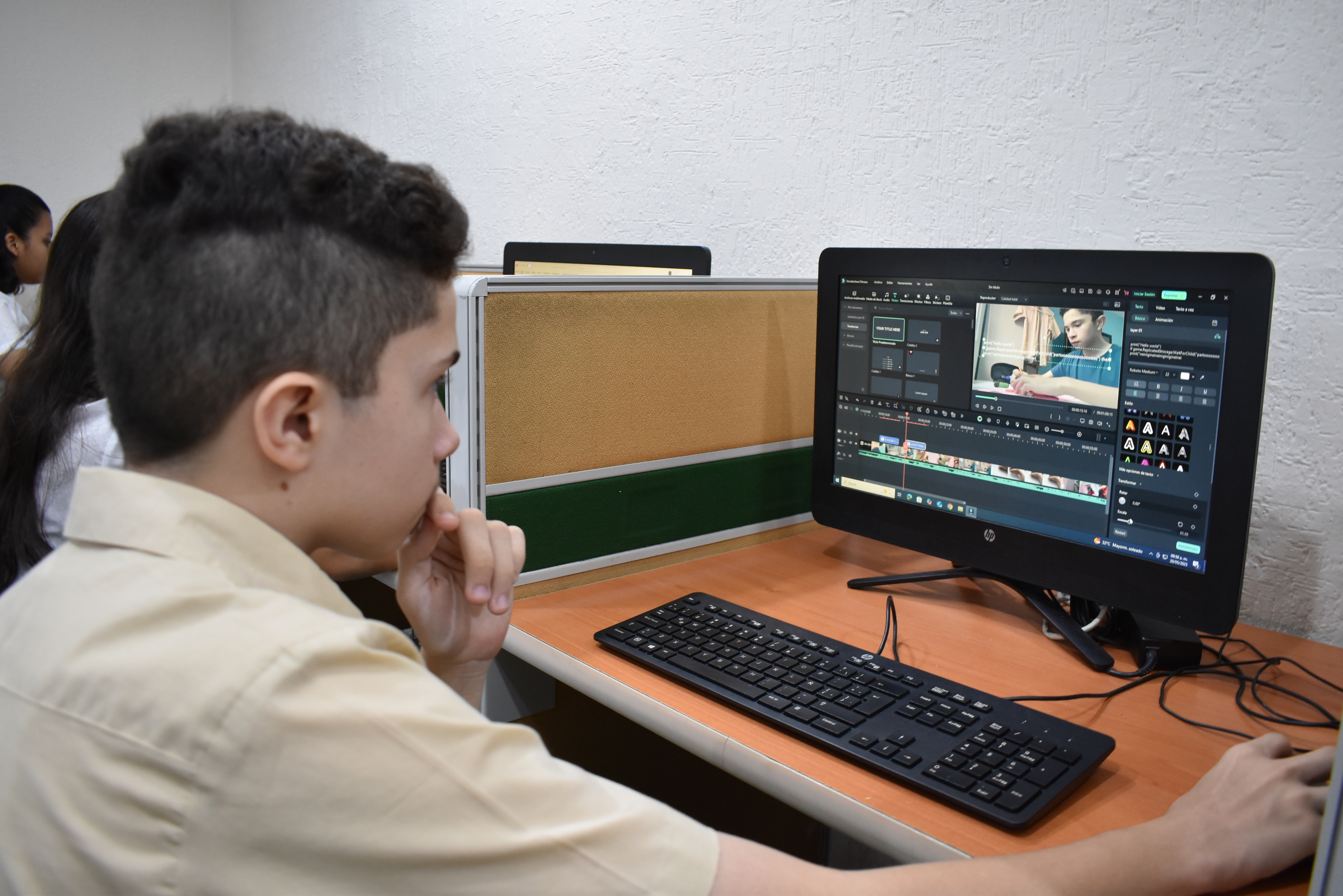 Alumno de primaria y secundaria trabajando en proyecto de informática en escuela de Mérida