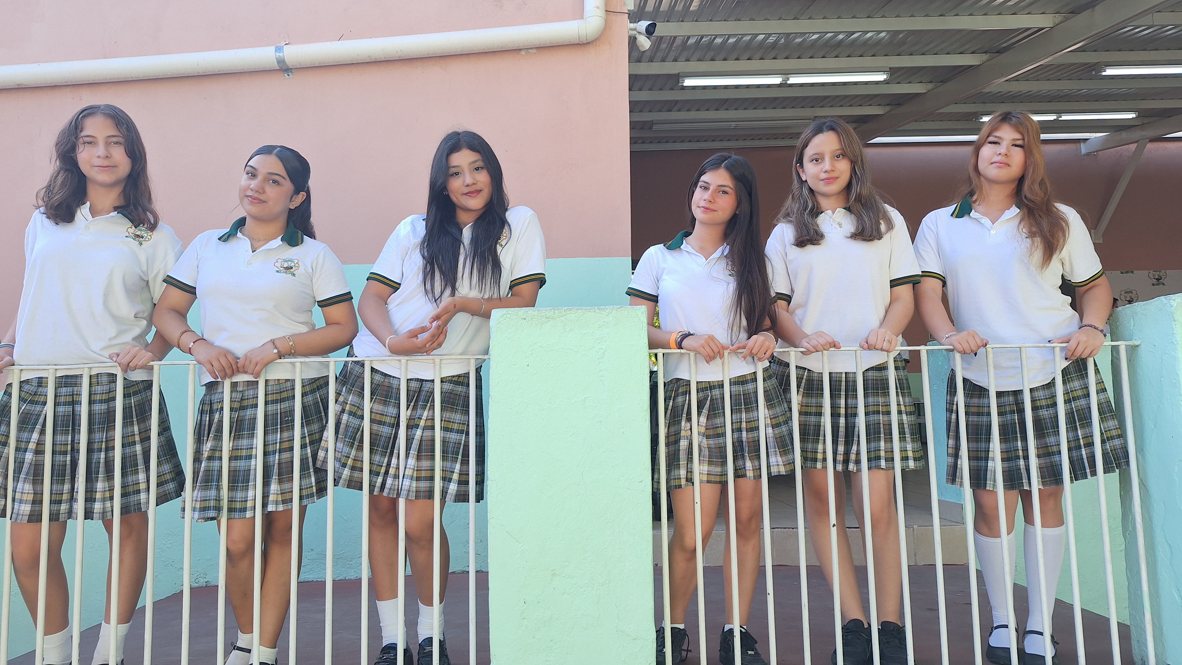 Alumnas colegialas de bachillerato del colegio americano en fotografia en picada hacia arriba.
