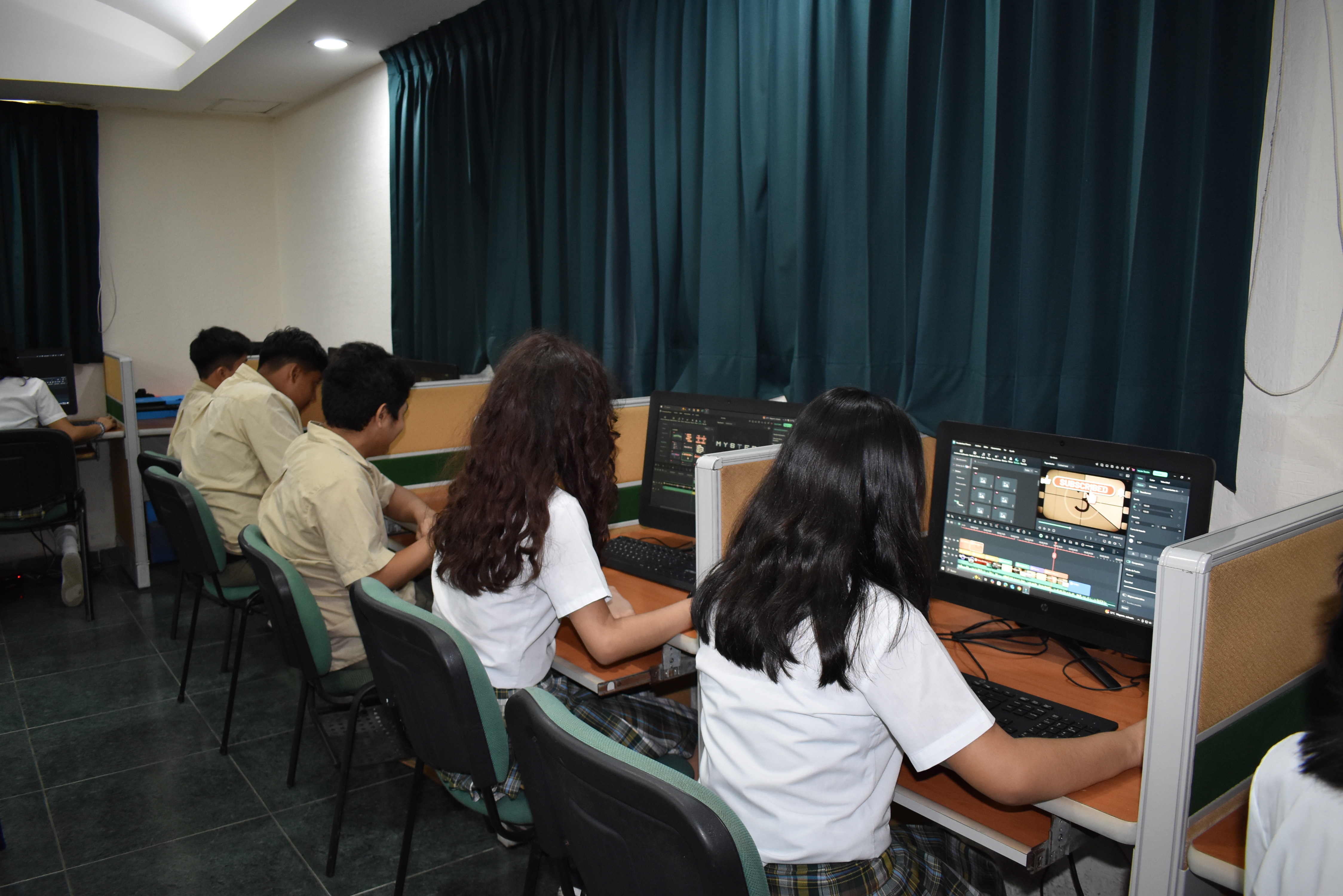 Estudiantes de secundaria tomando clases de informática en el colegio americano de Mérida