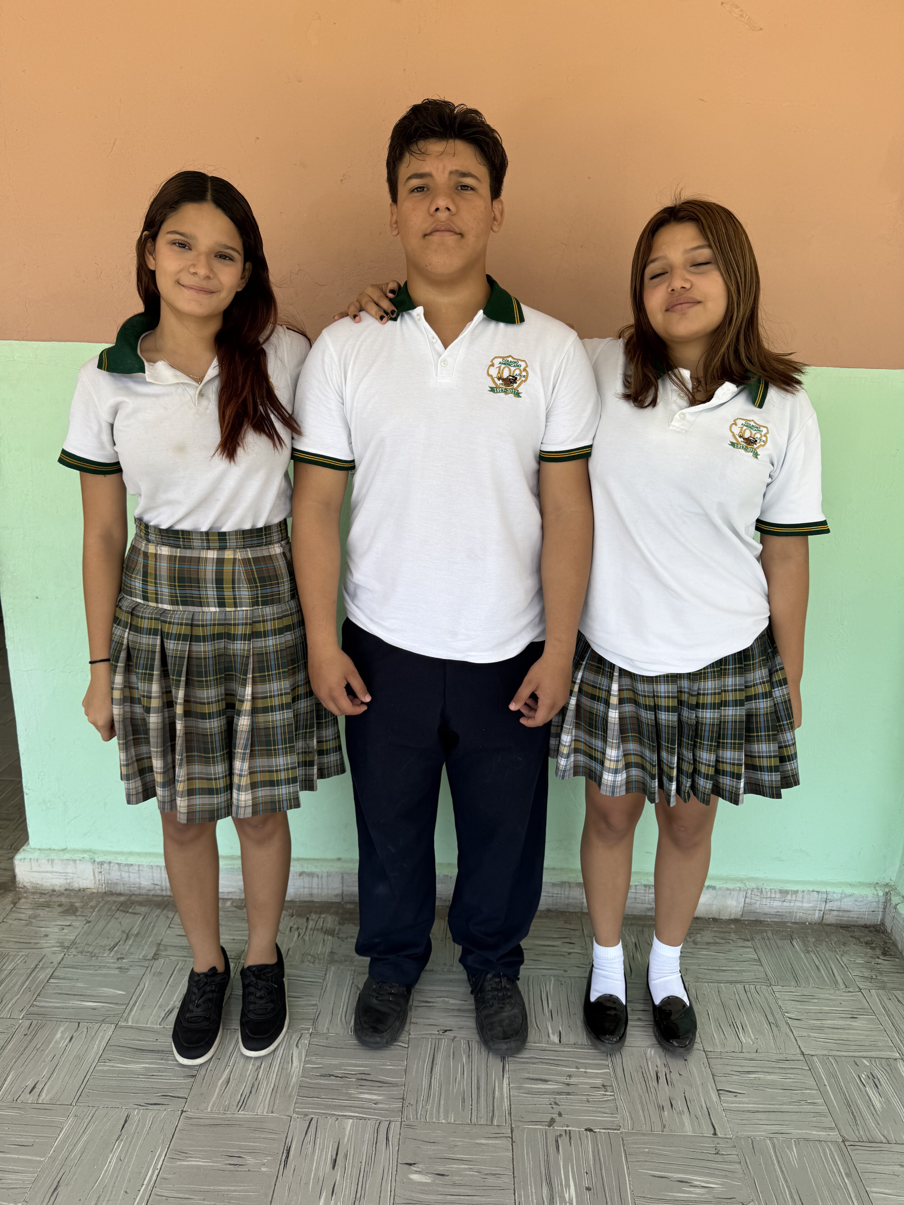 tres estudiantes de preparatoria del colegio americano