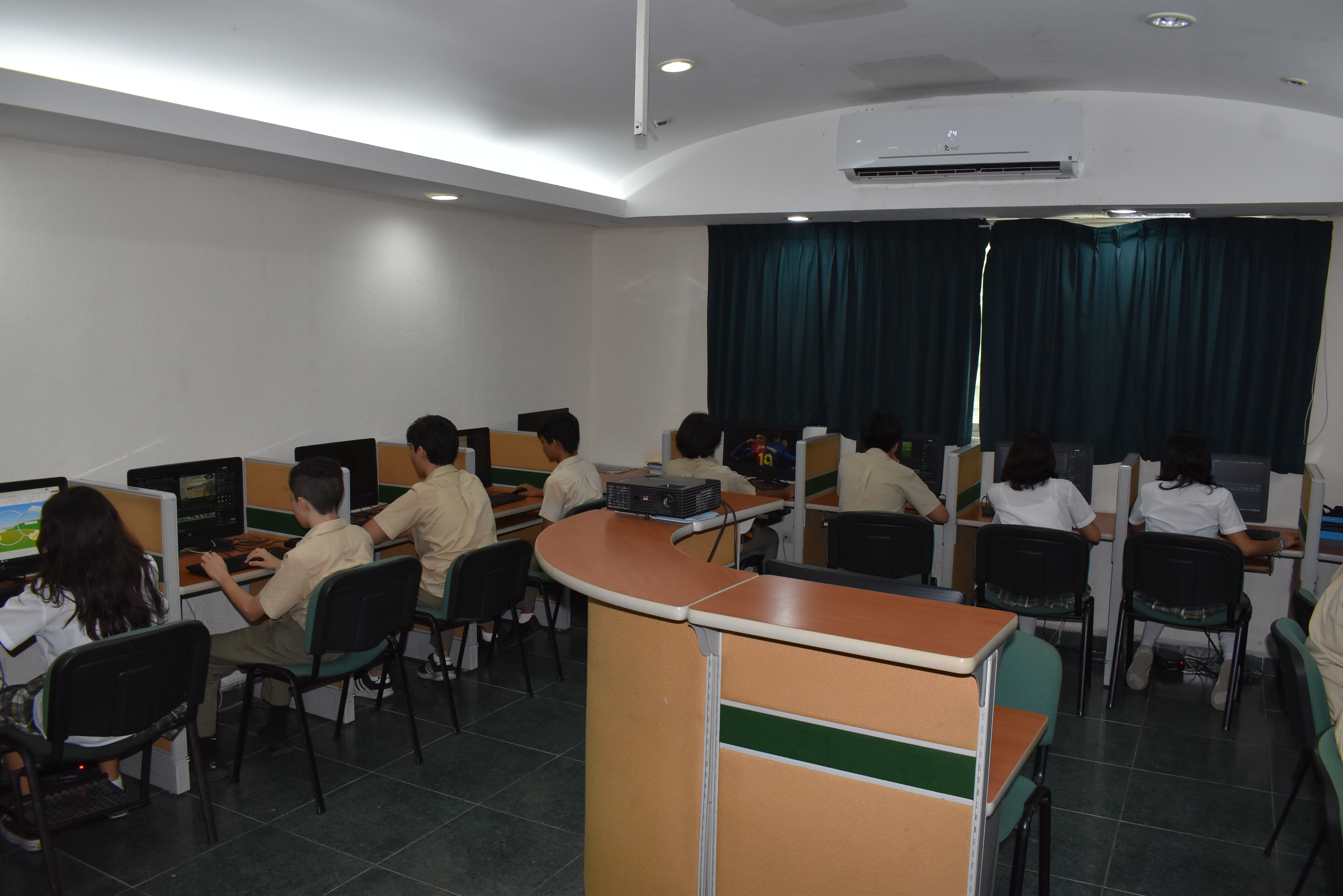 Sala de computo del colegio americano de Mérida para primaria, secundaria y bachillerato