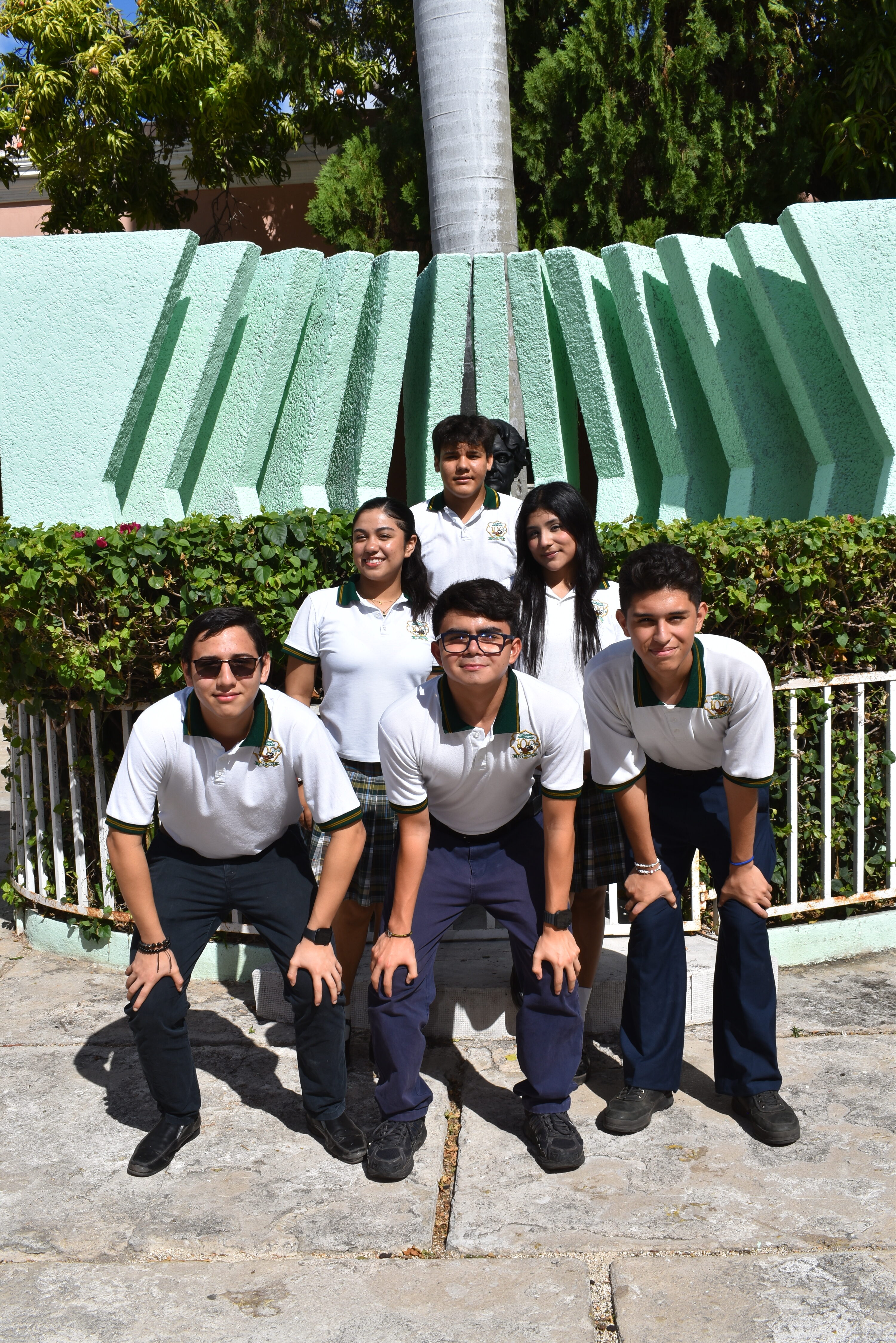 Aumnos de bachillerato posando para una foto en las instalaciones del colegio americano de mérida