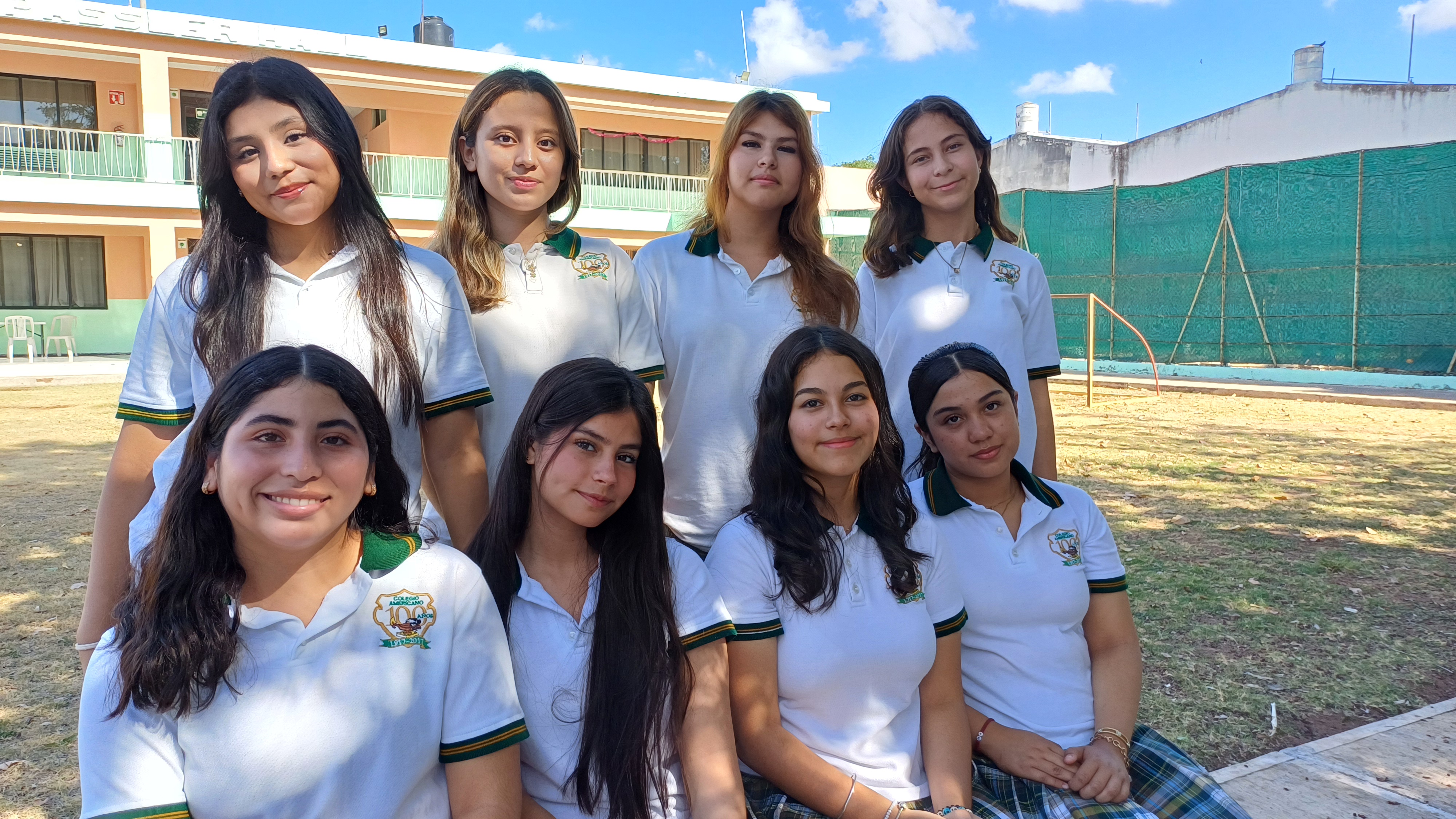 Alumnos de secundaria, escuela en Mérida posando para una foto