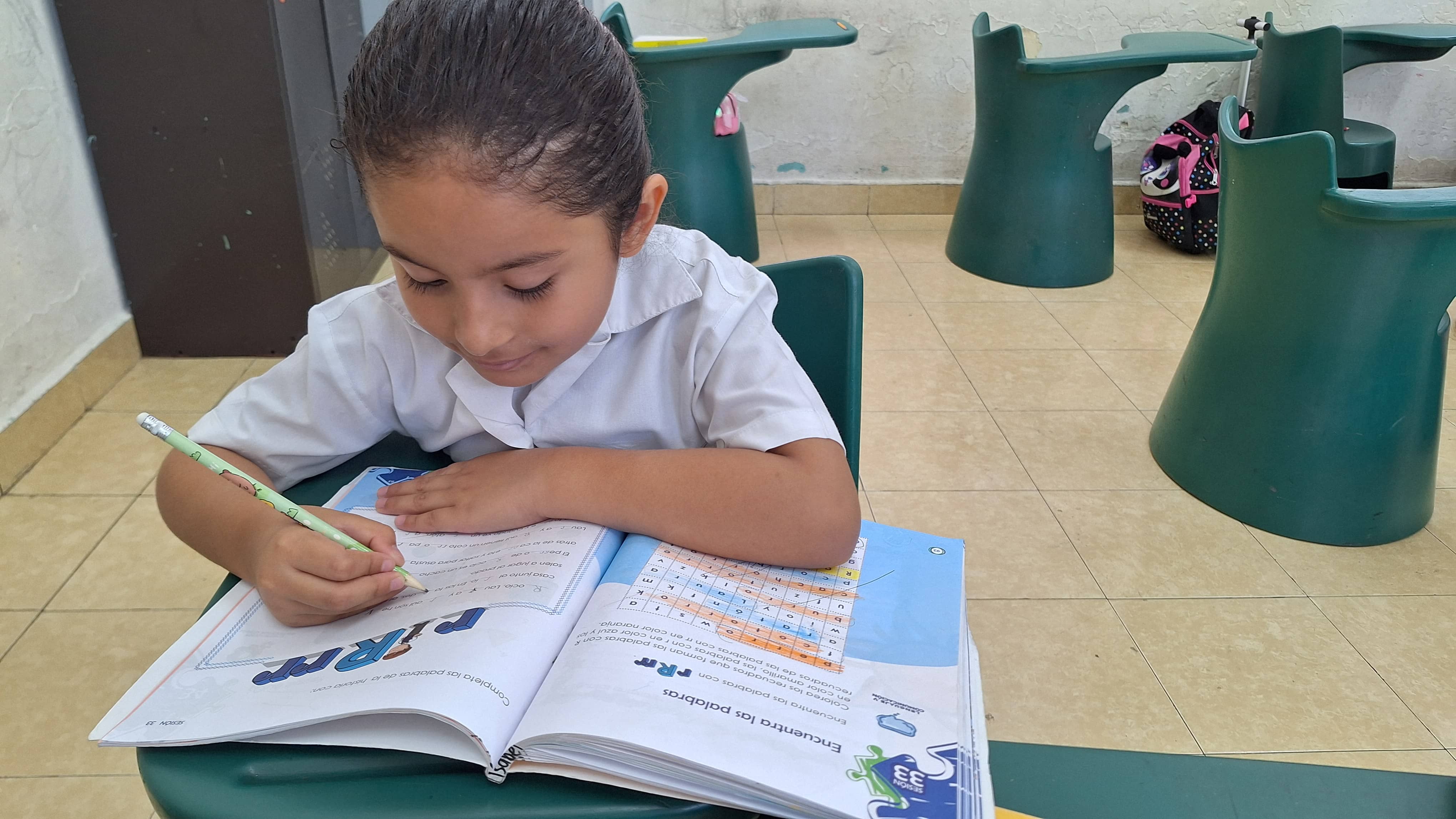 Alumna de primaria del colegio americano resolviendo ejercicios de intellectus