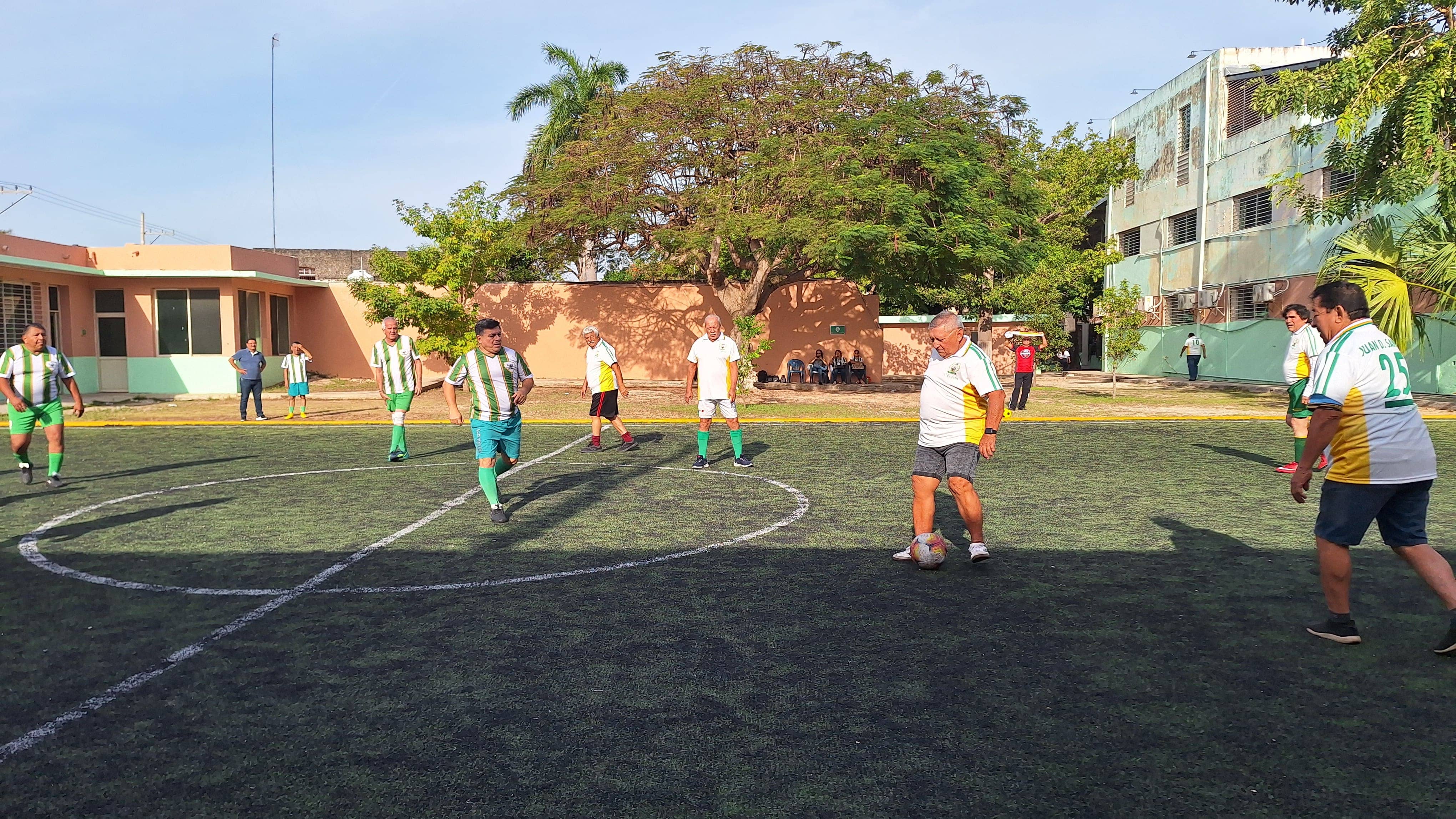 20250215_083548 Equipo de futbol colegio americano de Mérida jugando un partido en categoria veteranos