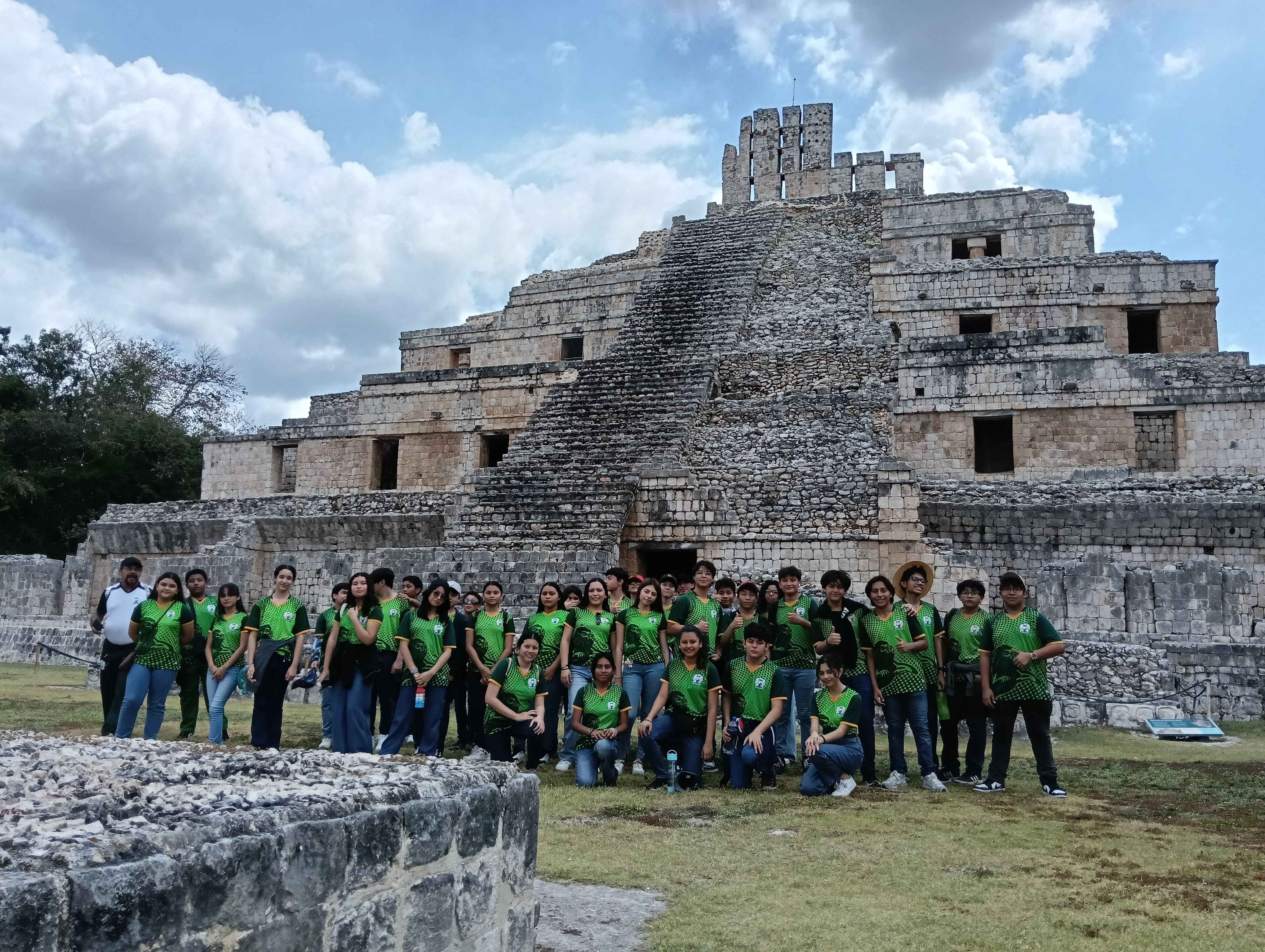 Estudiantes del colegio americano en excursión a ruinas mayas
