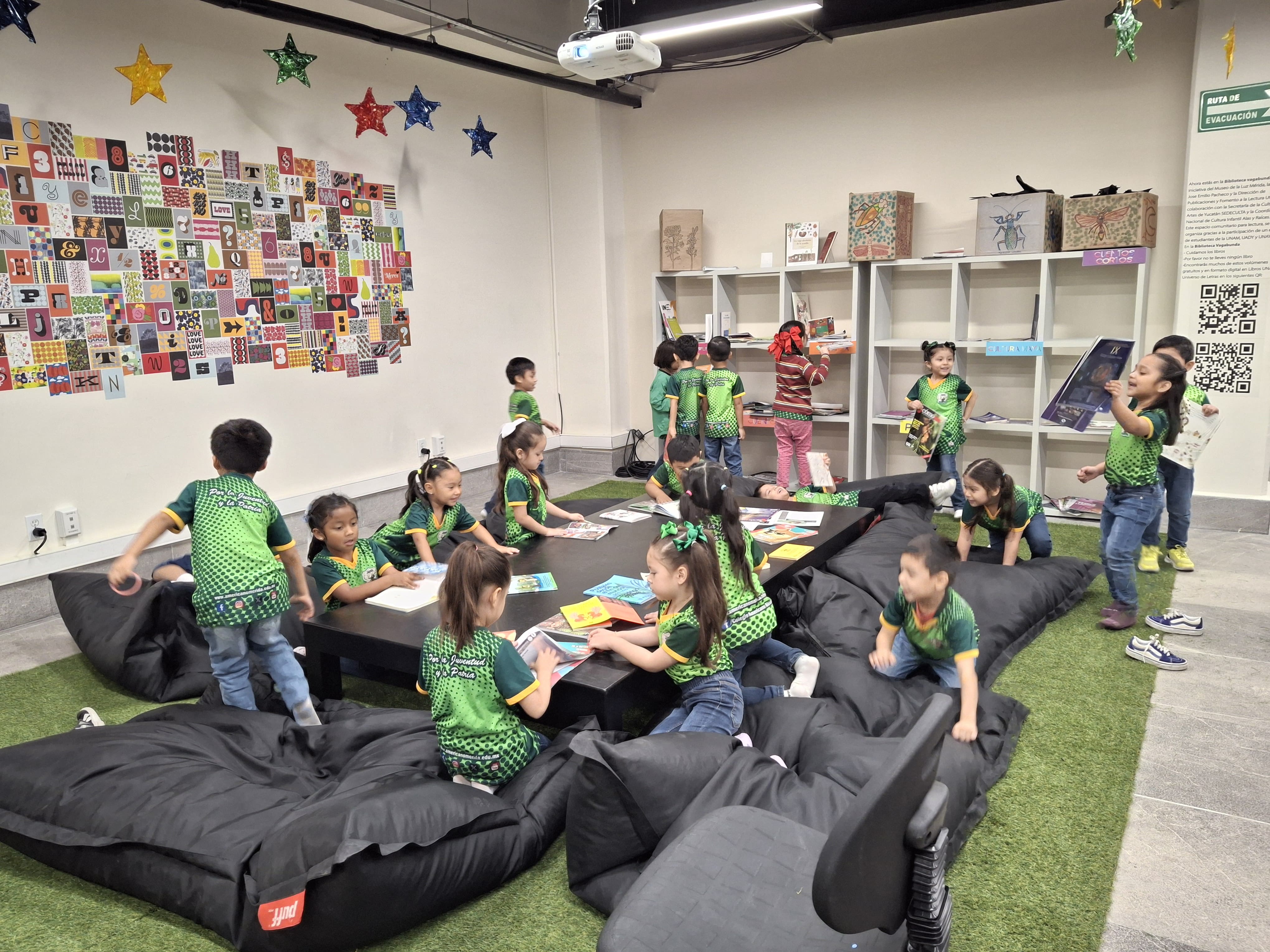 Estudiantes de primaria del colegio americano realizando actividad