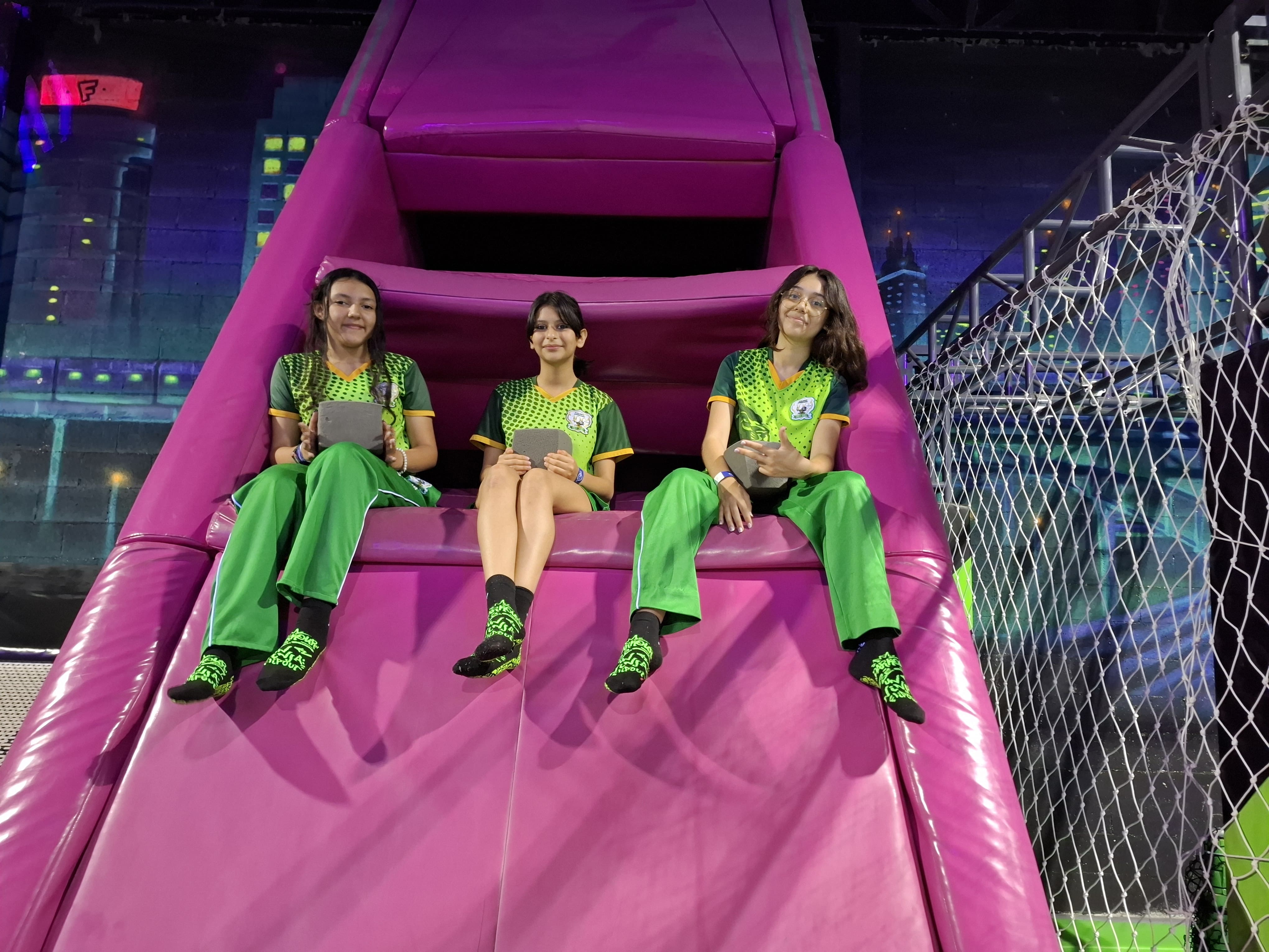 Tres estudiantes de secundaria del colegio americano posando en una excursión de brincolines
