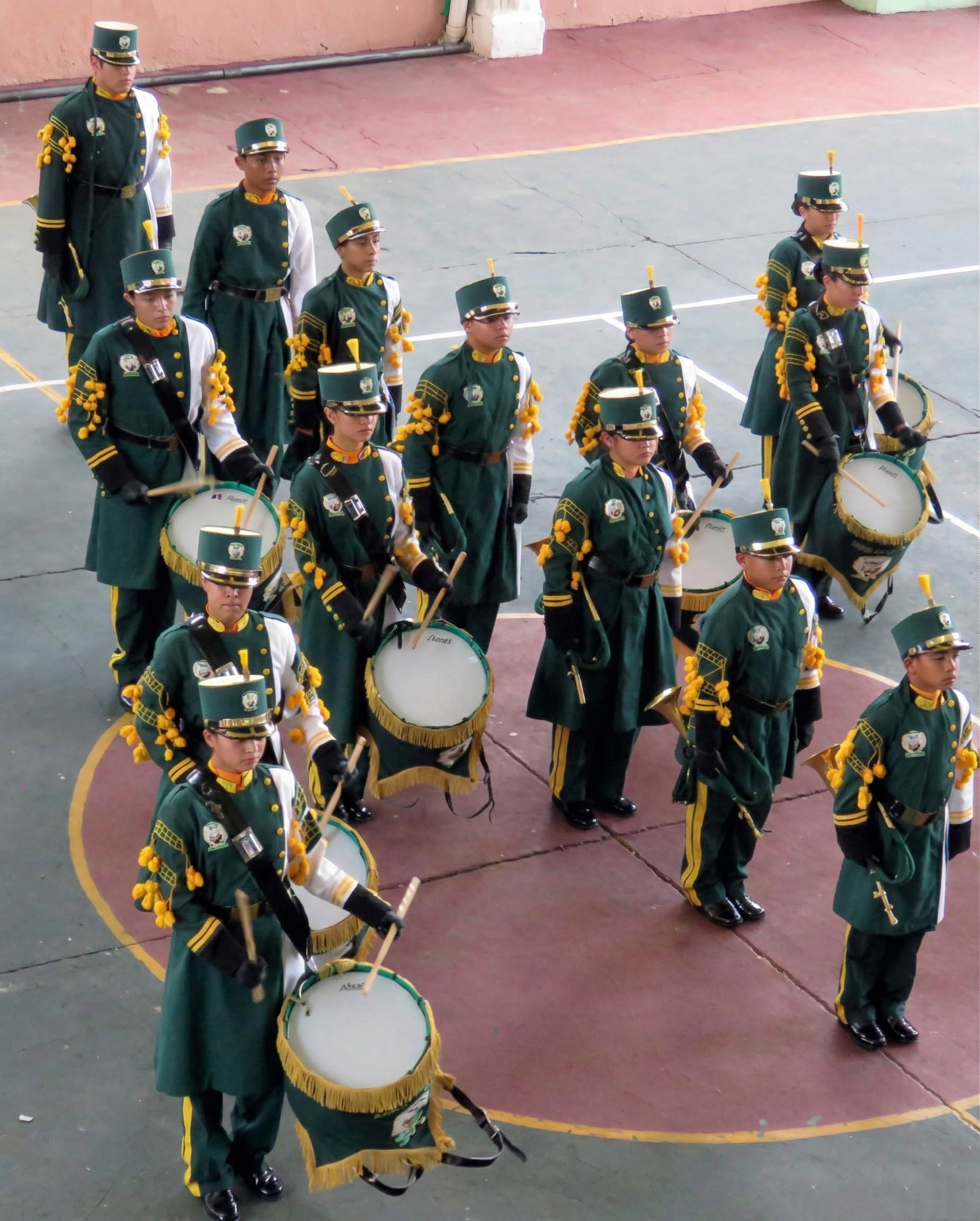 Estudiantes de banda de guerra del colegio americano uniformados