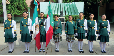 Alumnos de escolta de bandera uniformados