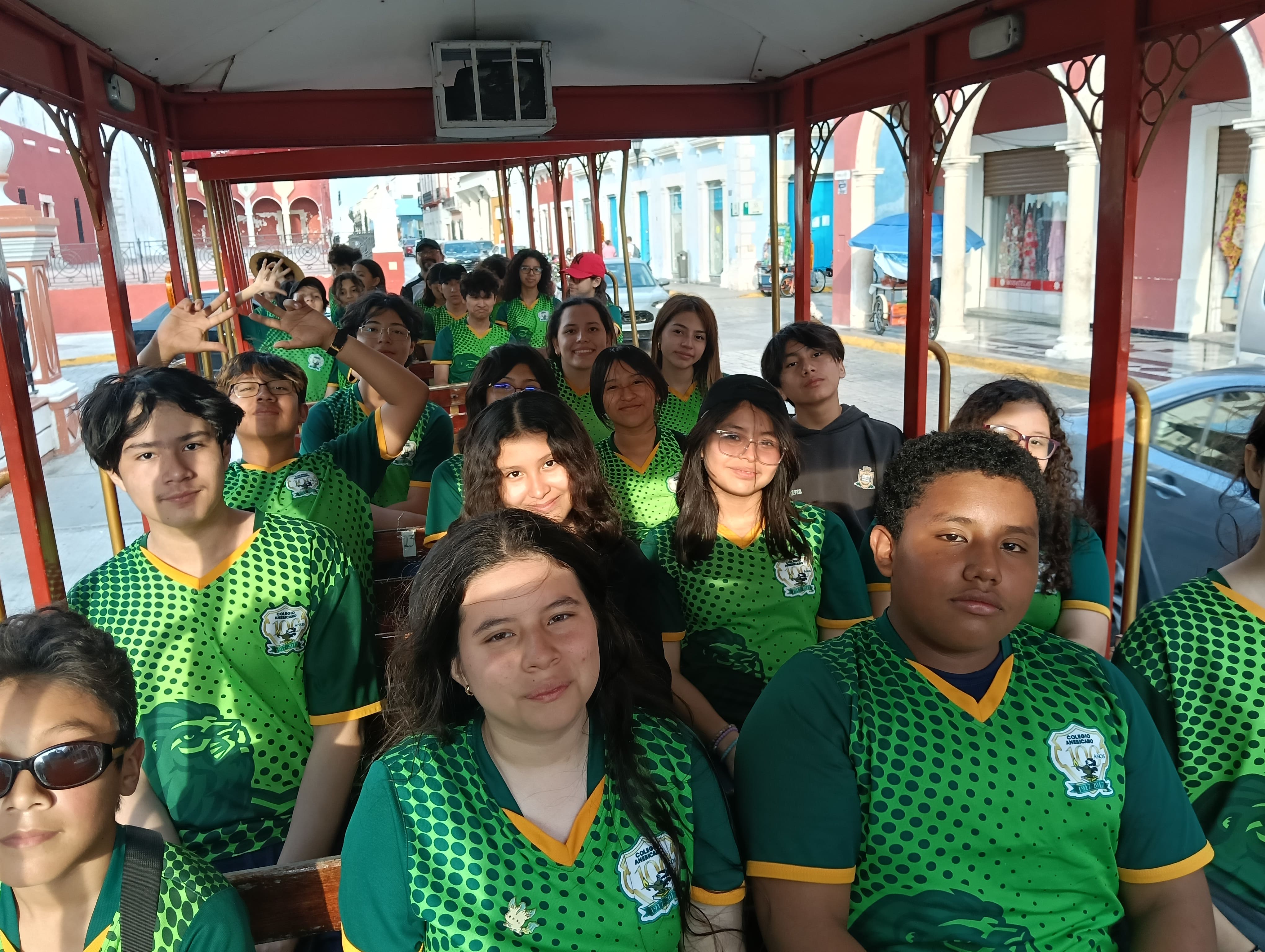 Alumnos del colegio americano en una excursión escolar