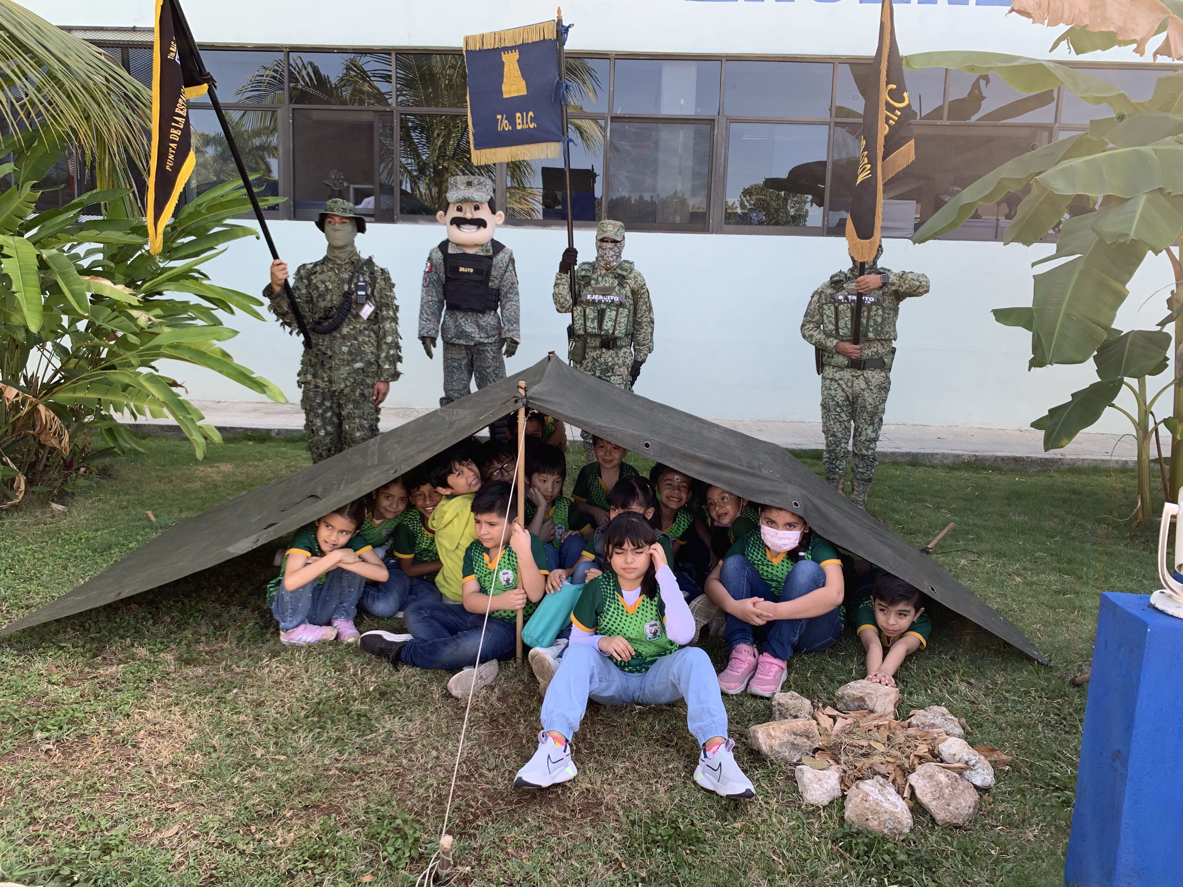 Estudiantes del colegio americano de Mérida en una excursión con los militares