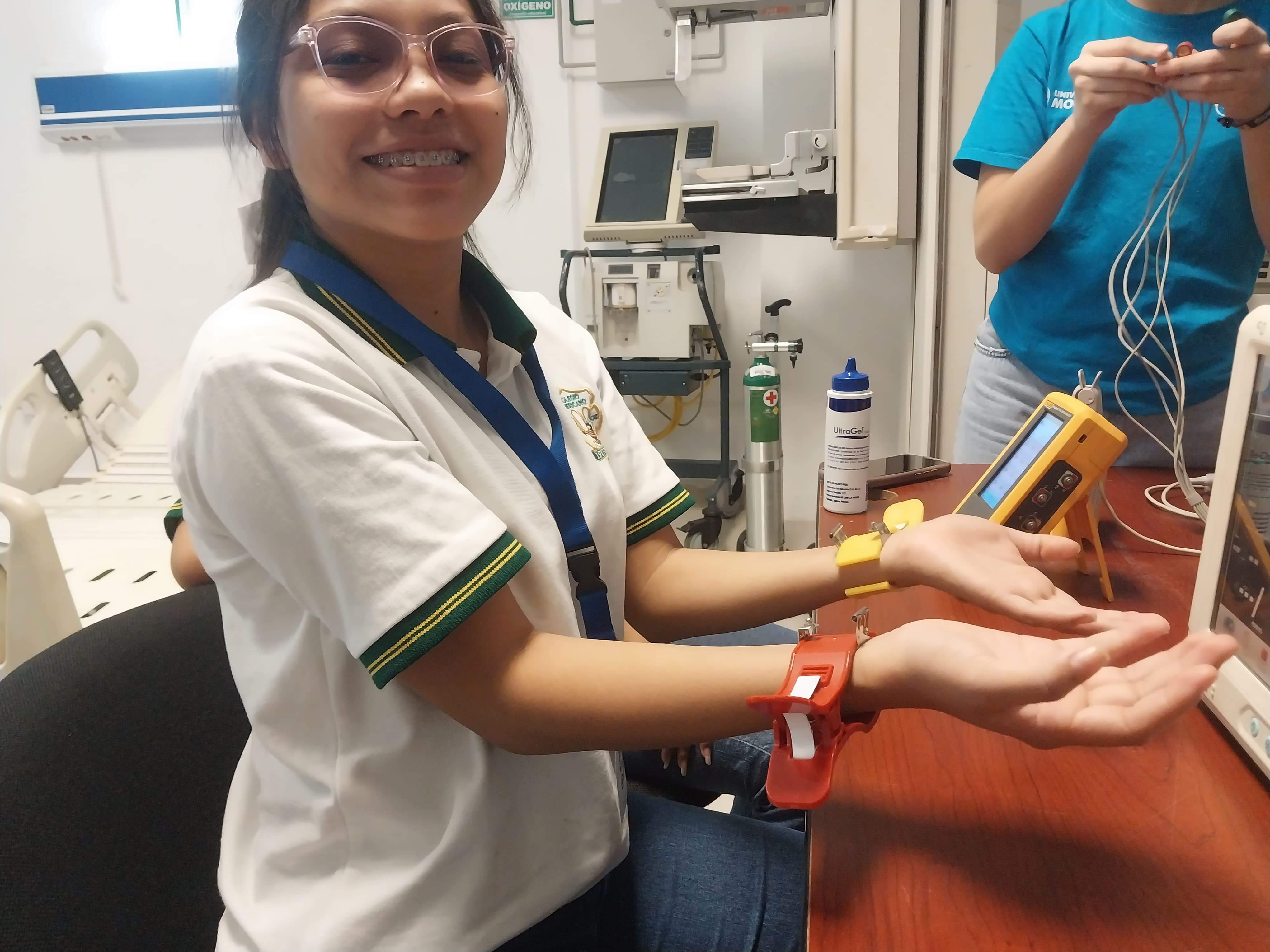 Alumna del colegio americano realizando una actividad en escuela de software