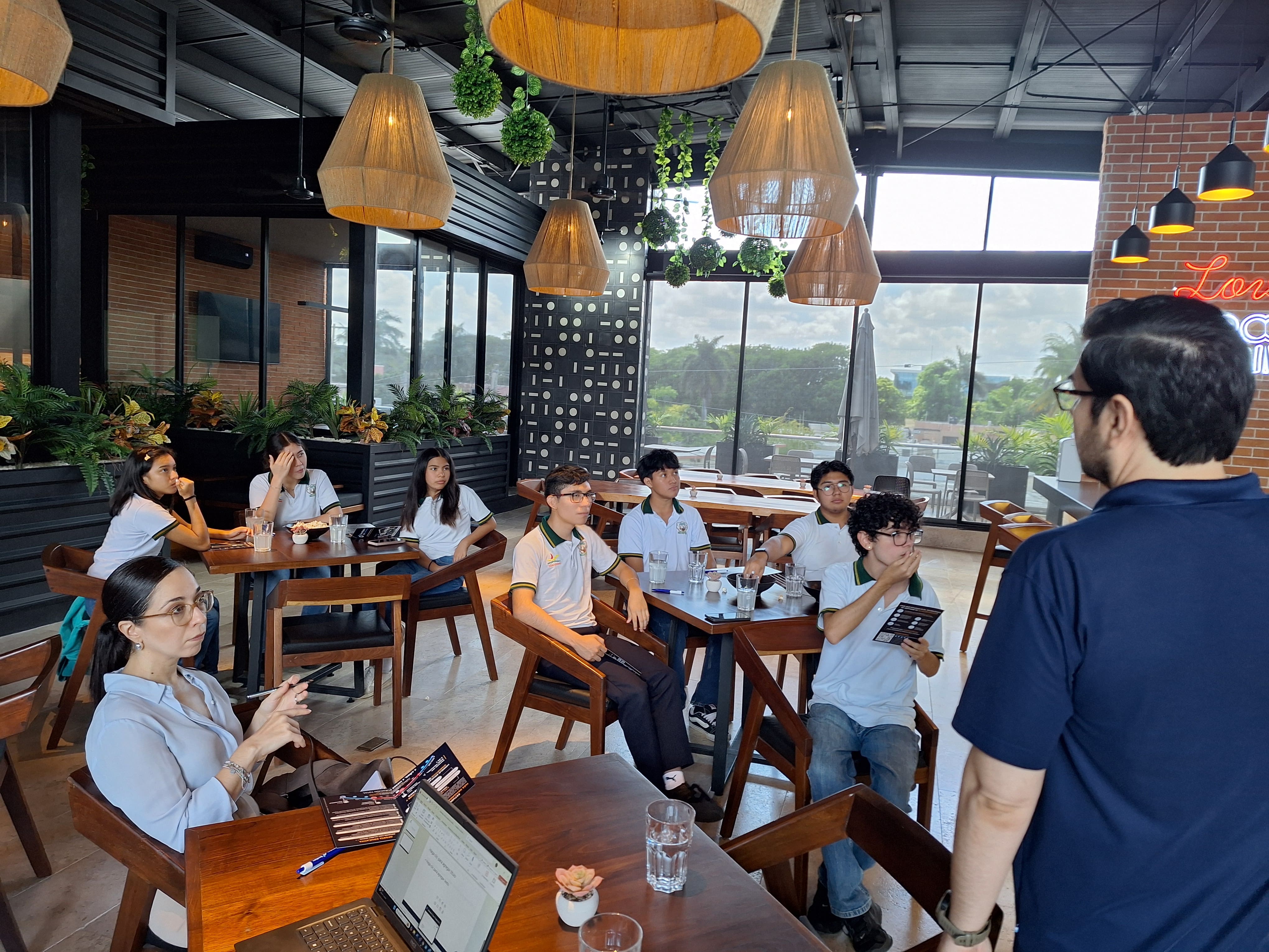 Alumnos del colegio americano preparatoria en una platica