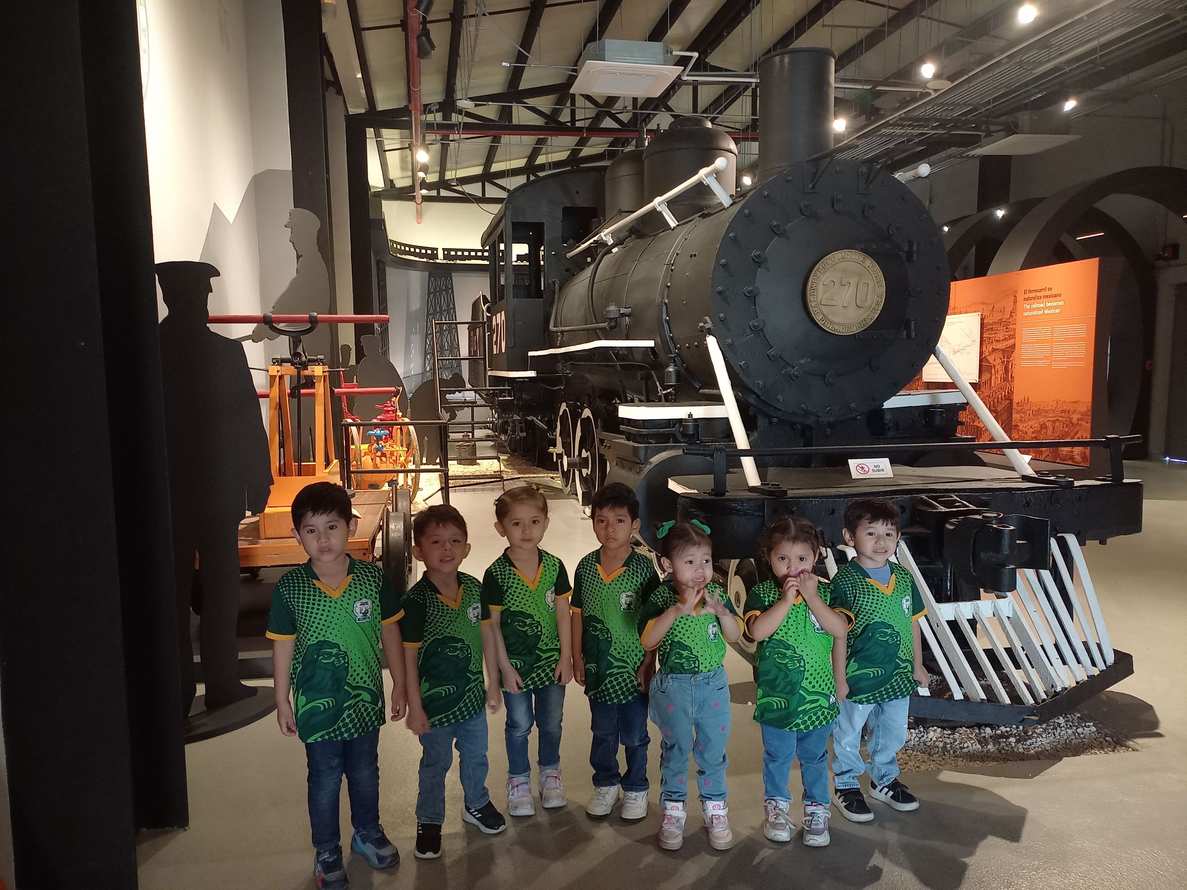Estudiantes de primaria visitan el museo del ferrocarril