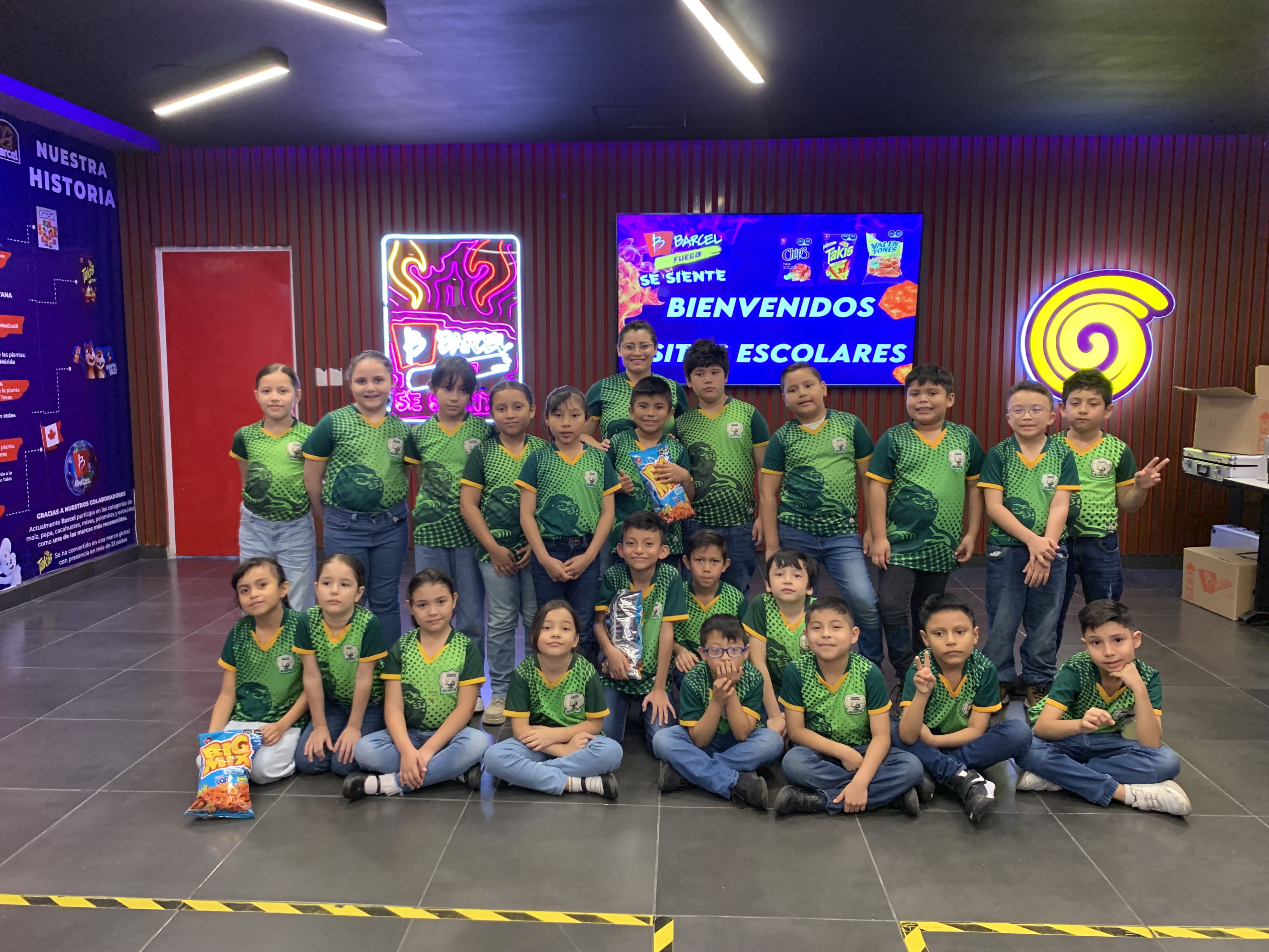 Alumnos del colegio americano posando en una foto grupal en una visita a Barcel México