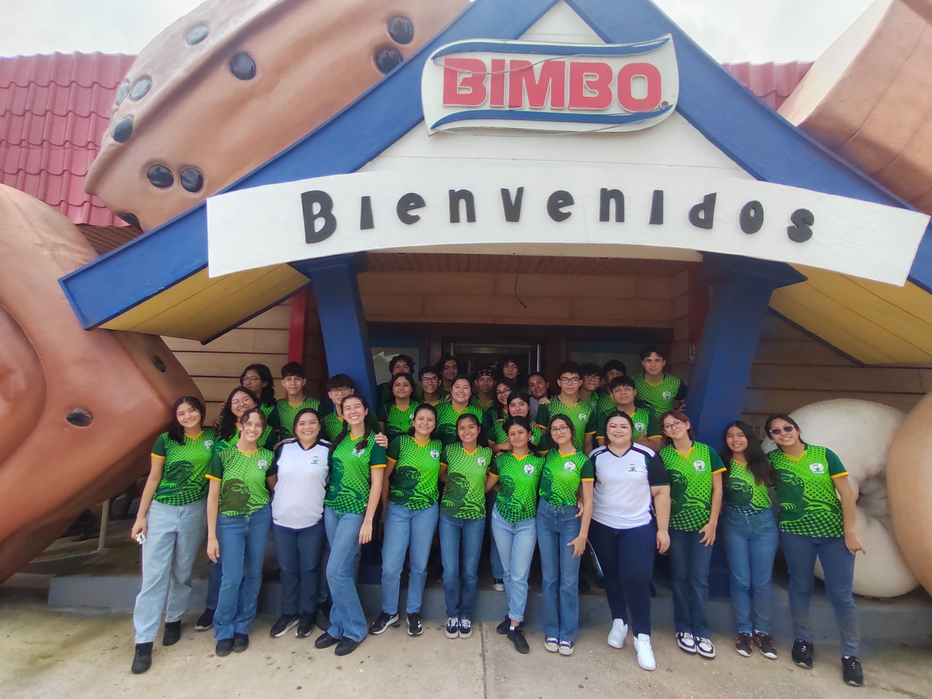 Alumnos del colegio americano visitando las instalaciones de Bimbo