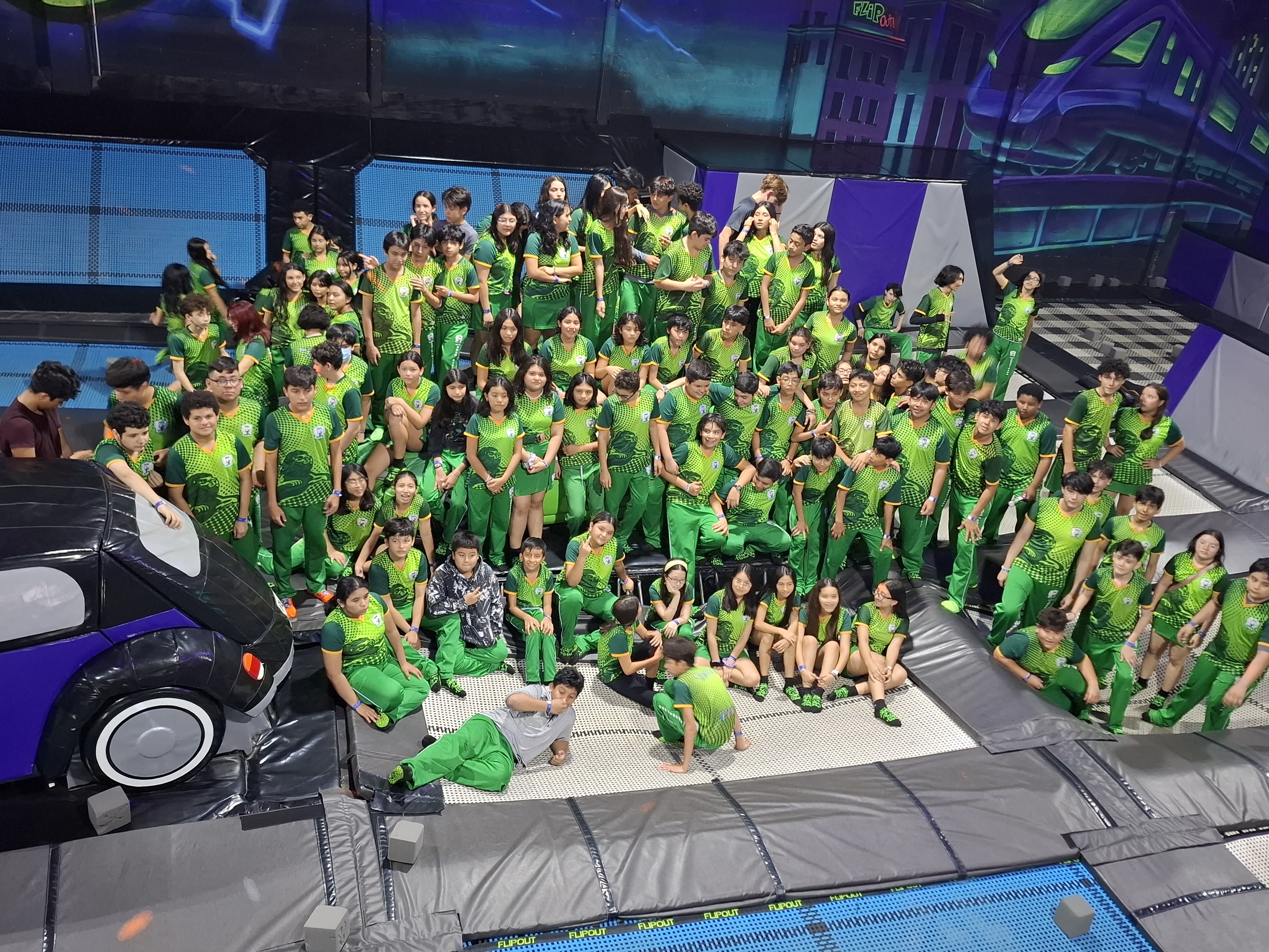 Grupo de estudiantes de secundaria del colegio americano de Mérida posando en foto grupal