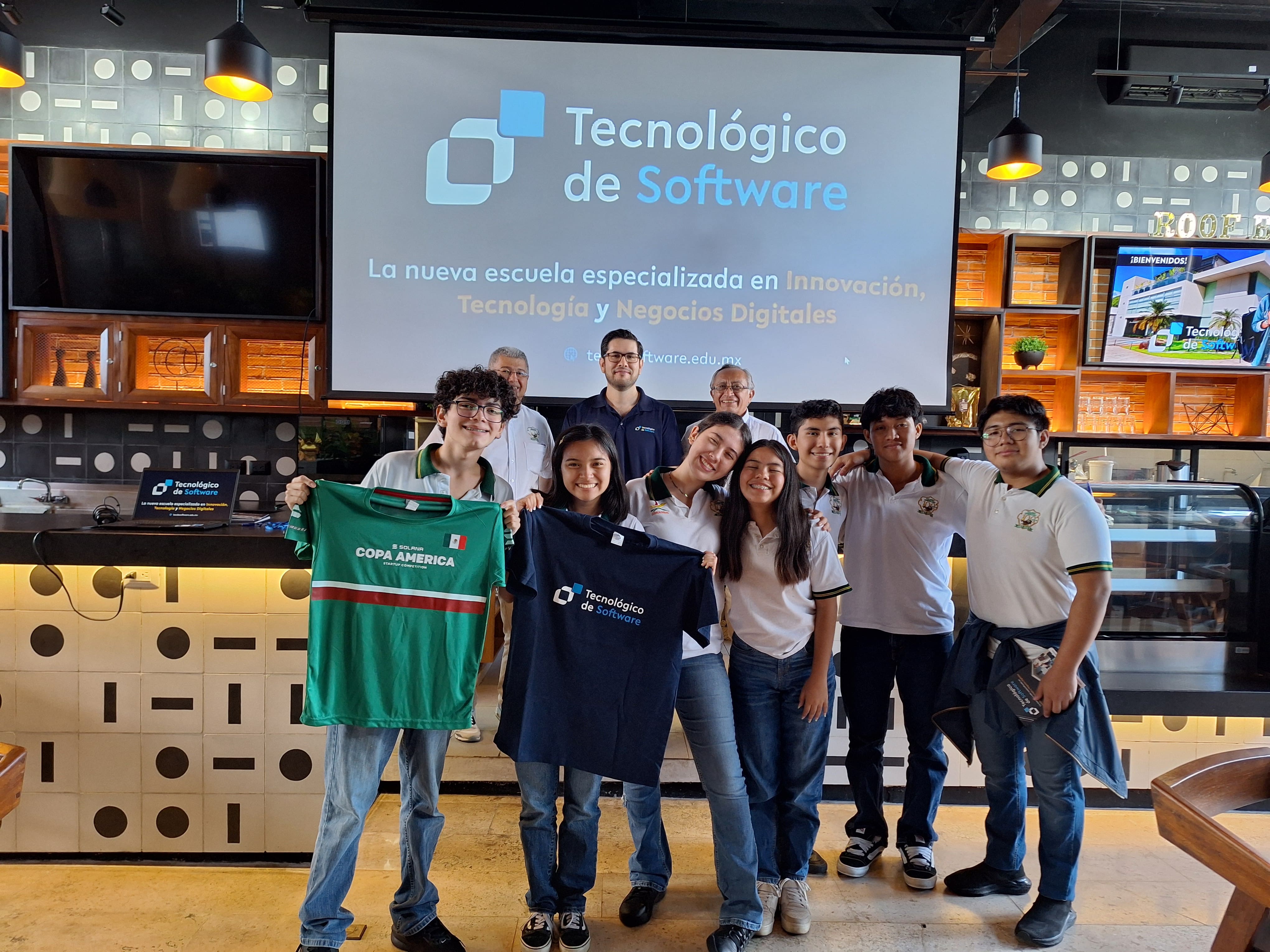 Visita de los estudiantes de prepa del colegio americano de Mérida al tecnológico de software