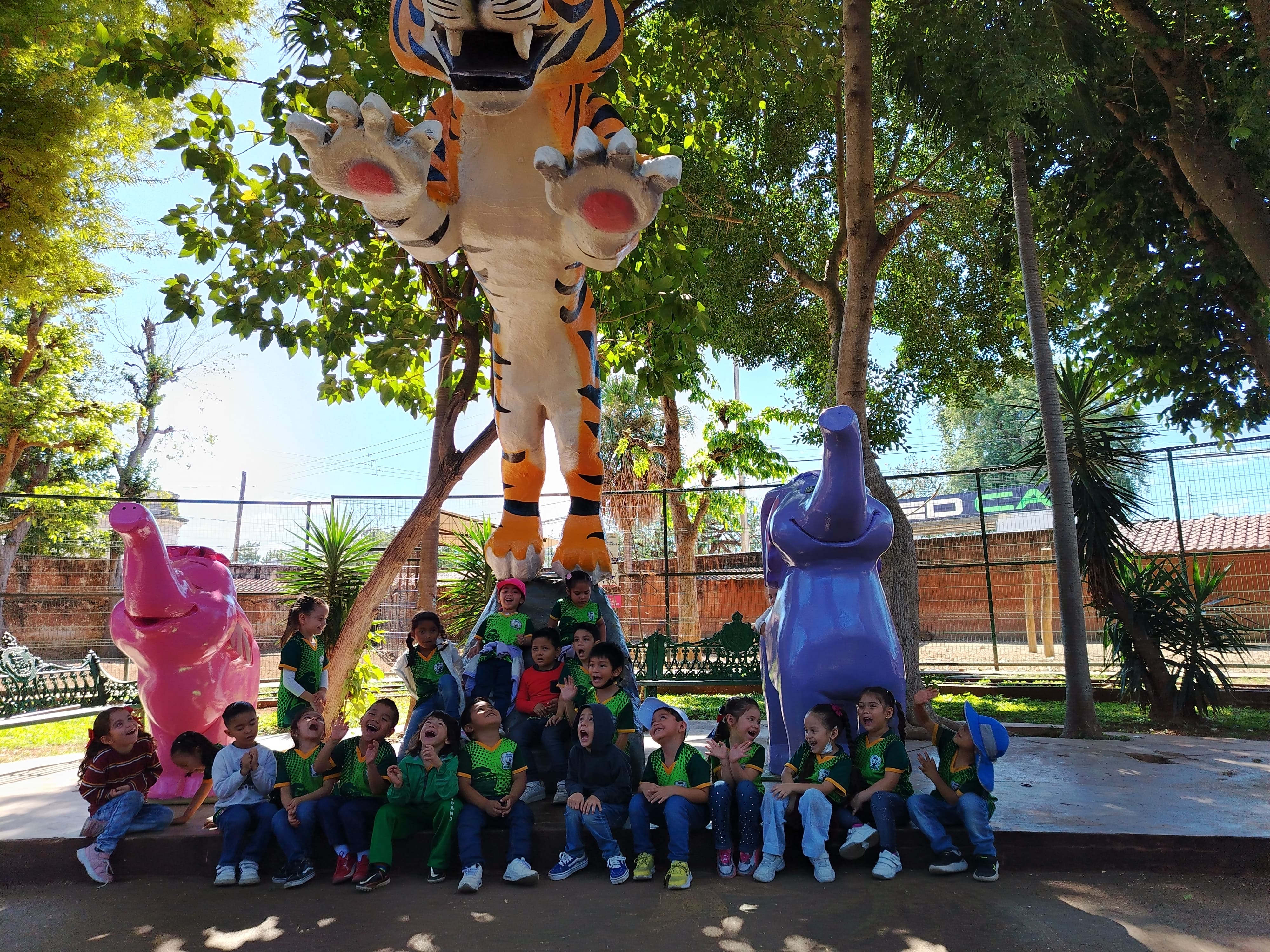 Excursión de alumnos del kinder del colegio americano al zoologico centenario
